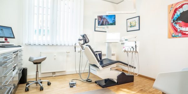Auch die Behandlungräume in unserer Zahnarztpraxis in Riegel bei Emmendingen am Kaiserstuhl wurden behindertengerecht geplant.